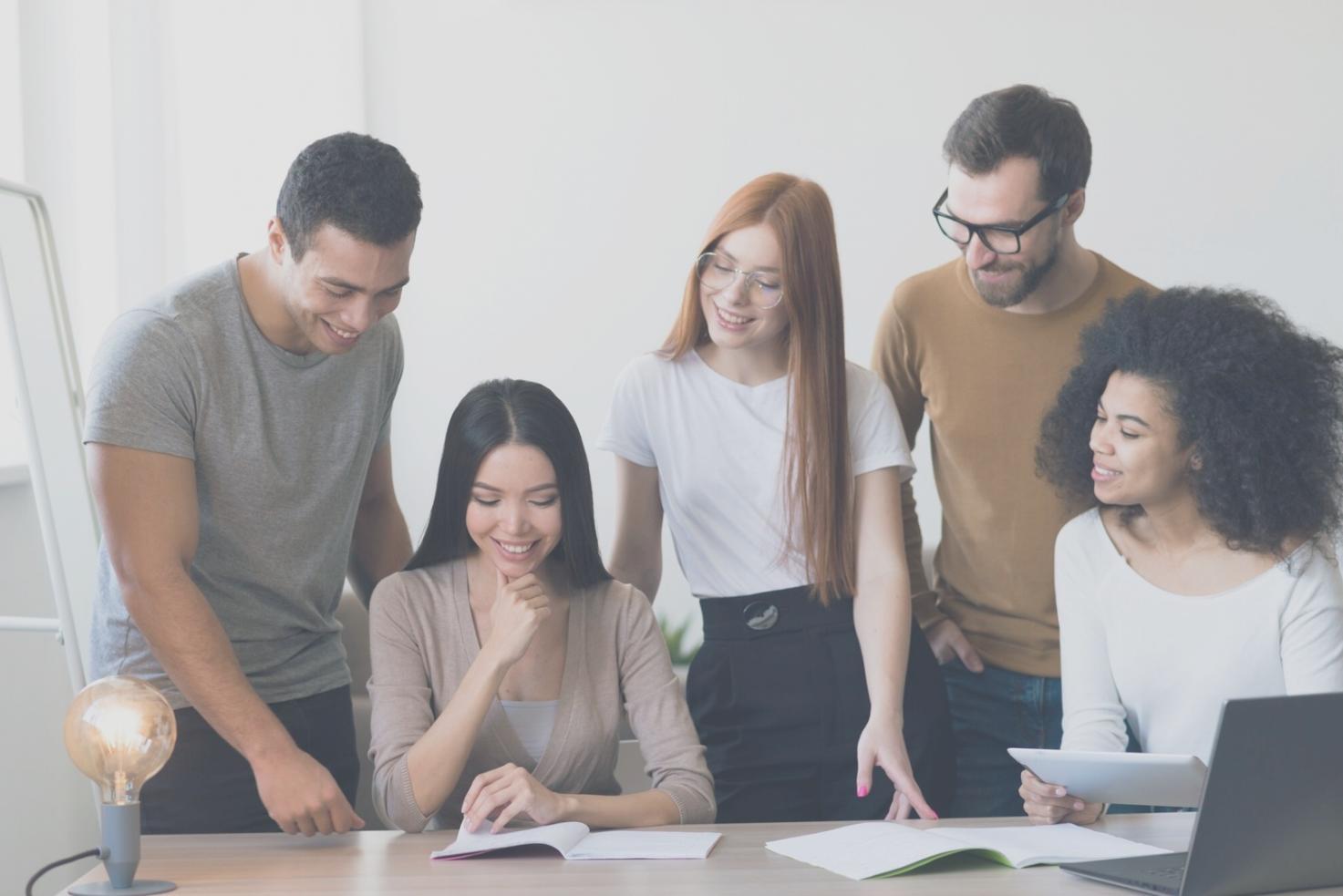 Session de formation en budgétisation avec participants analysant des données financières